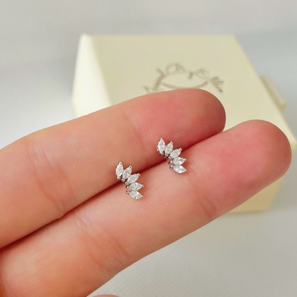 Sterling Silver Elegant Floral Stud Earrings,Minimalist Jewelry, - Picture 1 of 4